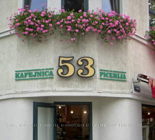 Nr. 53 mit Café und Pizzeria