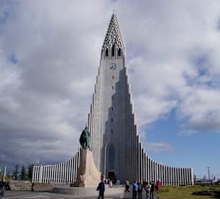 Hallgrimskirkja und die Statue von Leif Eriksson