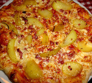 Pizza Pancetta mit Kartoffeln und wildem Fenchel