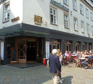 Vielbesuchte Terrasse vor dem Restaurant