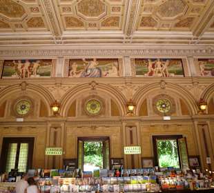 Ein Blick an die Decke der Therme