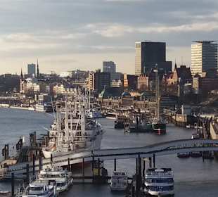 Blick von der Philharmonie auf die Landungsbrücken