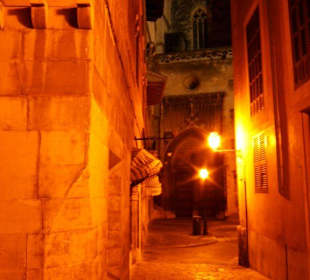Blick auf den Nebeneingang der Kathedrale