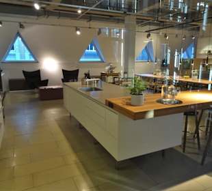 Rundgang durch das Gebäude von "stilwerk"