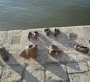 Schuhe am Donauufer