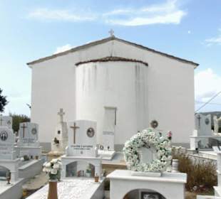 Ortsfriedhof oberhalb des Dorfes