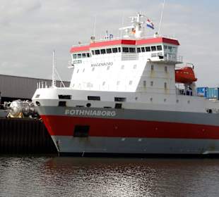 RoRo-Schiff im Hafen