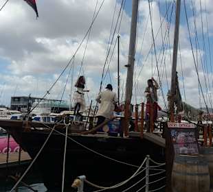 Hafen mit Seeräuberaufführung