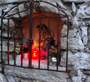 Viele Heiligenfiguren am Haus