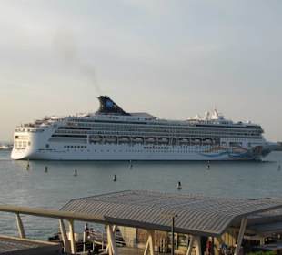 "Norwegian Spirit" im Hafen Venedig
