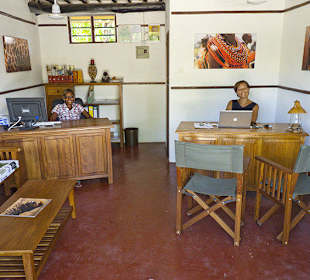 Heike und Tunu im Büro beim arbeiten