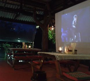 Hier wird Sport auf der Leinwand gezeigt