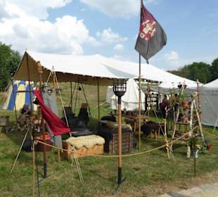 Mittelalterliches Lagerleben mit Ständen