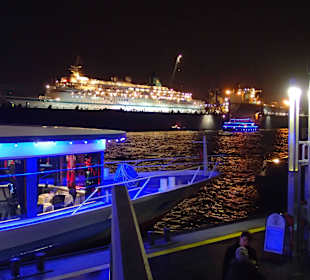 Blick von den Landungsbrücken zum Luxusschiff 