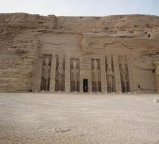 Die Front von dem Tempel für Nefertari