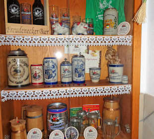 Vitrine mit Bierkrügen im Eingang des Gasthofes