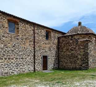 Blick von außen auf das Langschiff mit Kapelle