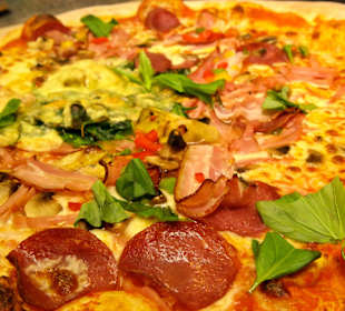 Ofenfrische Pizza aus unserem Steinofen