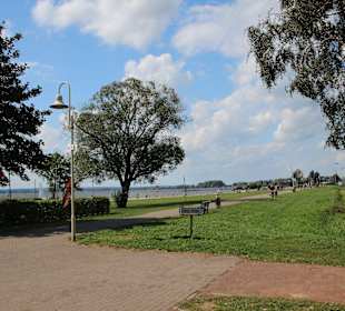 An der Strandpromenade Lembruch