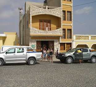 Kleines Geschäft und die beiden Autos von Frank