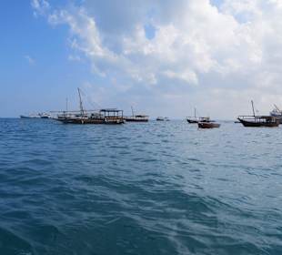 Andere Boote auf dem Weg nach Prison Island