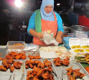 Der Bangtao Nacht-Markt mit Angeboten 009