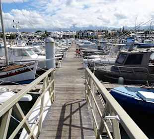 Spaziergang durch den Yachthafen von Saint-Pierre