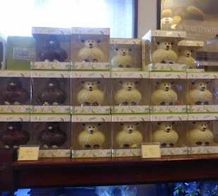 Im Verkaufsraum der Schokoladenfabrik E. Wedel