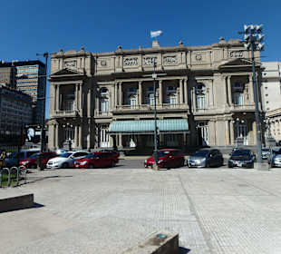 Eingangsfront des Theaters