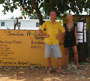 Marcel & Diana vor ihrem Reisebüro in Las Galeras
