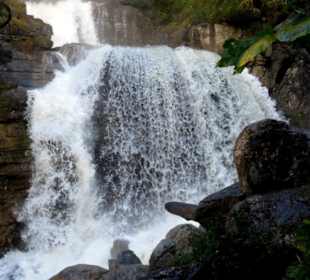 Wasser und Felsen