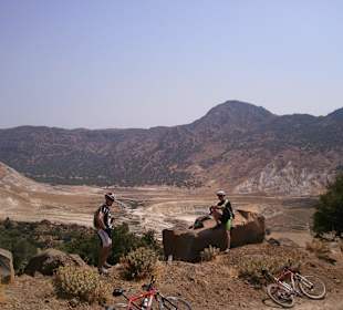 Rast mit Sicht auf den Krater