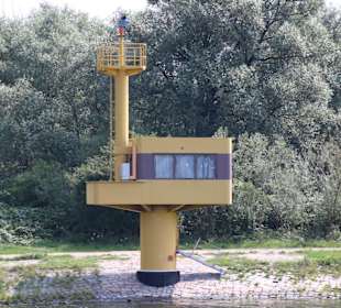 Schifffahrtszeichen an der Trave