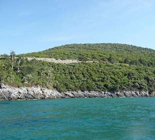 Bootsausfahrt an der Küste entlang