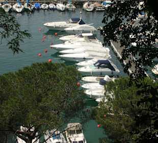 Porticciolo di fronte al castello