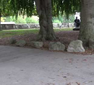 Skulptur "Hockender Schwimmer"