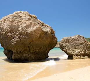 Kuriose Felsformationen entlang der Küste