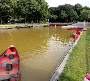 Der Torfhafen mit Kanus