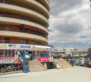 Unzählige Geschäfte unmittelbar beim Hotel