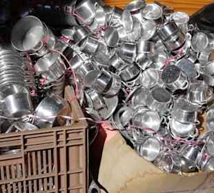 Kochgeschirr auf dem Marché couvert