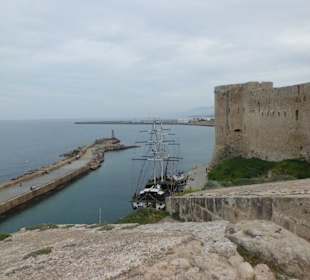 Gewaltige Mauern und uralte Schiffe