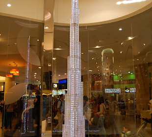 Model im Zugangsbereich des Burj Khalifa