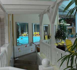 Wyjście z przebiralni w stronę basenu