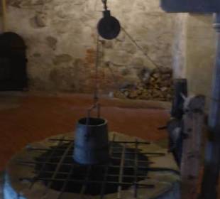 Brunnenhalle mit 27 m tiefem Brunnen von 1334