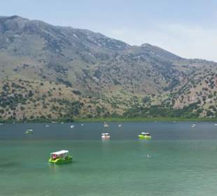 Kournas See mit Booten