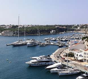 Bei der Einfahrt in den Hafen von Mahon