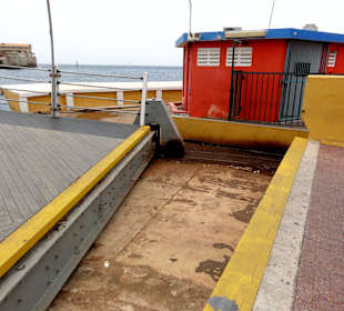 Die Brücke öffnet sich auf Otrabanda-Seite