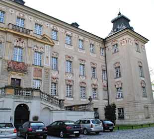 Ściana zamku od strony parku.