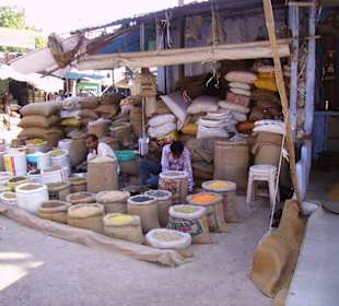 Der Händler-Markt mit seinen Auslagen