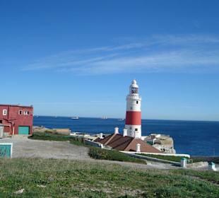 Leuchtturm und "letzter Laden Europas" (links)